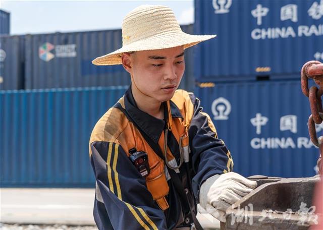 |烈日下，他们挥汗如雨保障中欧班列安全正点开行
