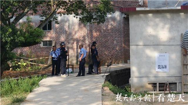 |熟人谈曾春亮第一次闯入康家：想去别墅搞点钱，开着空调睡着了