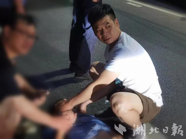 |26岁小伙出车祸意识全无 医生夫妻跪地施治拯救生命