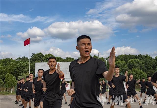 |武汉辅警头顶烈日练兵