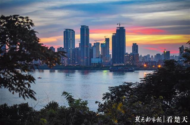 |江城夕阳美如画，微微江风醉晚霞