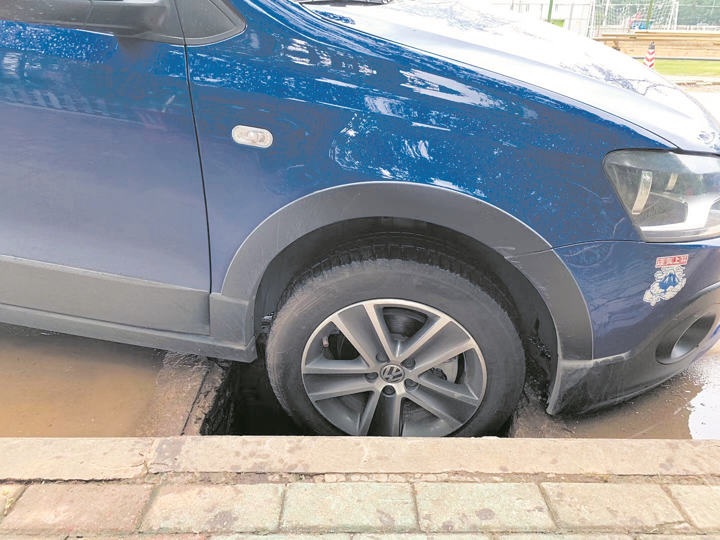 |路边窨井盖缺失两车先后“失足”