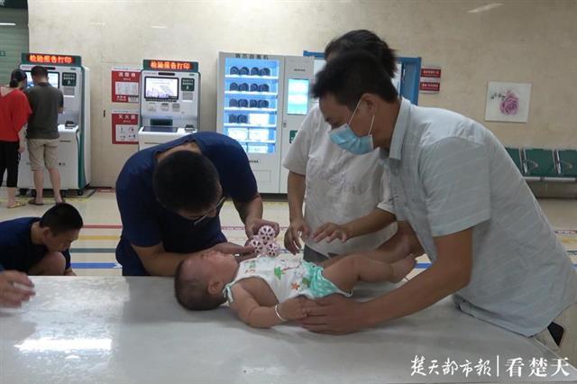 |半岁婴儿手指被卡，消防员一刀剪破玩具施救