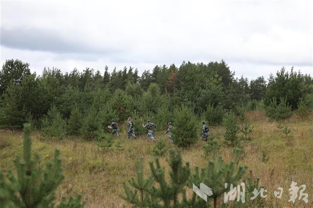 |3小时内穿越山林地25公里，“空降排”班排定位赛中国参赛队取得第二名