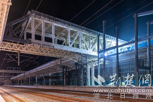 |杭绍台铁路首座跨既有线钢结构天桥顶推成功 系在鄂央企承建