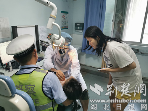 |襄阳4岁女童咽部大出血警车紧急开道送诊