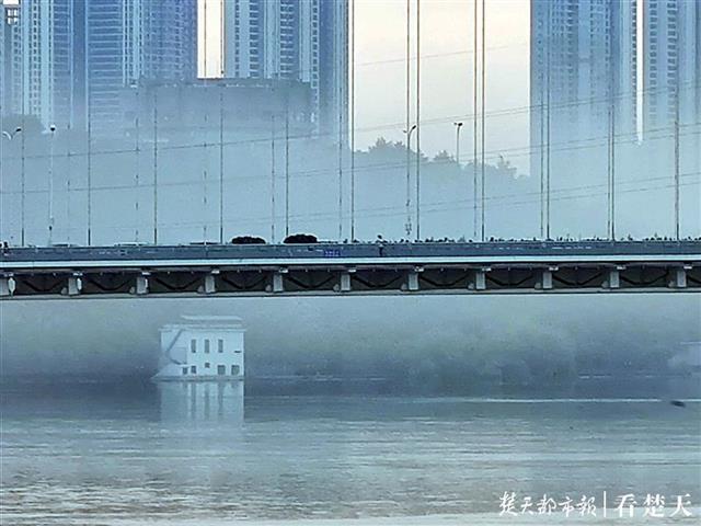 |“牛背雨”下得急，汉江水面飘迷雾令人称奇