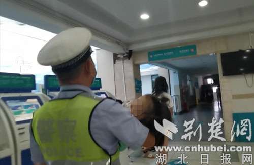 |襄阳4岁女童咽部大出血警车紧急开道送诊