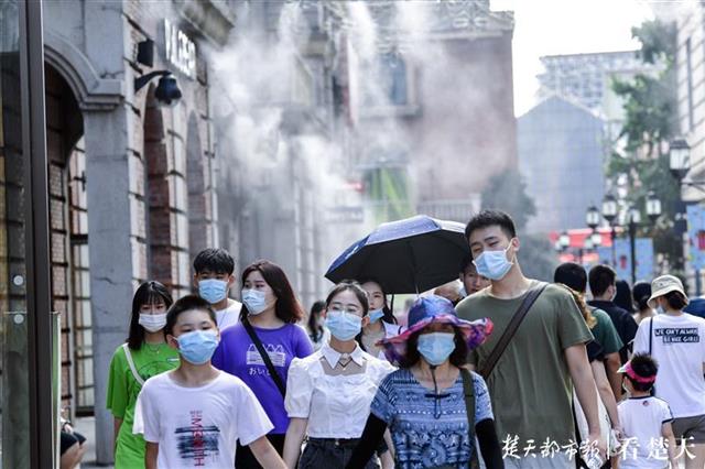|武汉迎来热辣夏日，汉街喷水雾降温