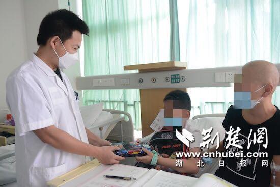 |10岁男孩边陪护患癌母亲边学习 医护人员备受感动热心相助