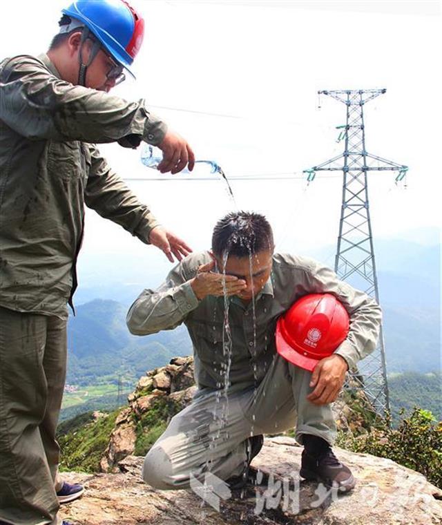 |烈日下，翻山越岭巡线去