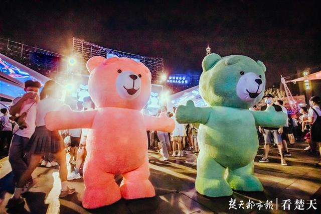 |夜色撩人暑热初褪，武汉年轻人畅享电音节