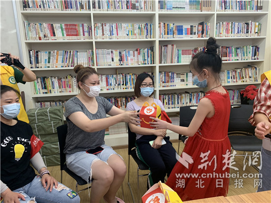 |爱心早餐送能量 武昌复兴路社区儿童致谢13位“战疫”人