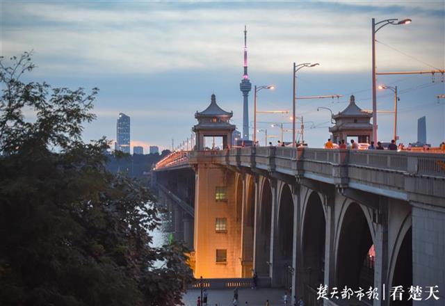 |江城夕阳美如画，微微江风醉晚霞