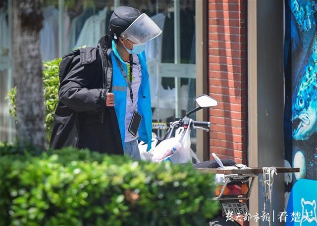 |冰鲜配送小哥，体会着最真实的“冰火两重天”