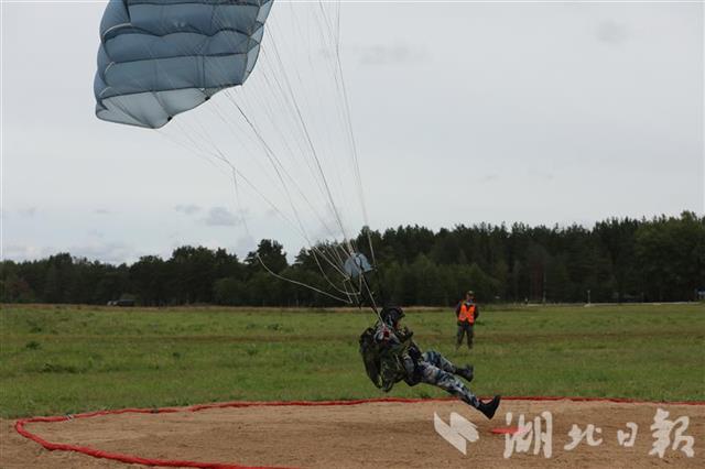 |1200高空伞降直落靶心，“空降排”项目定点跳伞中国参赛队夺得第二名