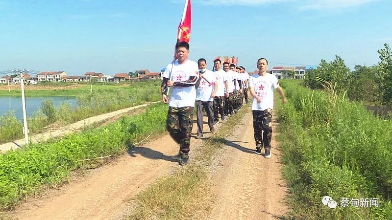 |蔡甸退伍军人防汛大堤上奏响“八一”赞歌