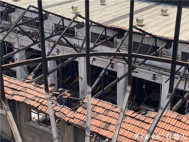 |青山一汽修厂深夜起火，多辆车被烧成空壳