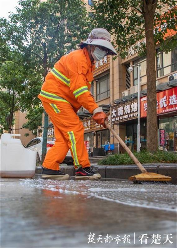 |认真对待我的岗，环卫女工将高压水枪系在身上洗路