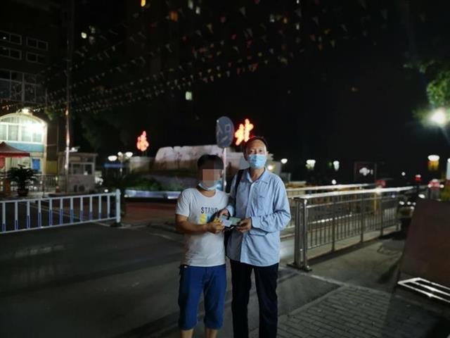 |乘客钱包被盗半年后，在公交车内被发现