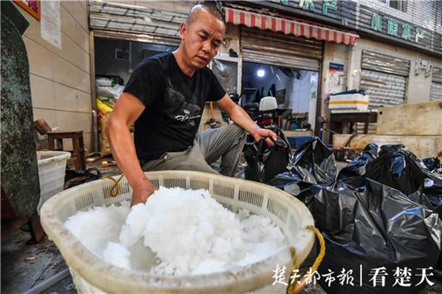 |【视频】克服33度温差：江城酷夏挥洒汗水的送冰人