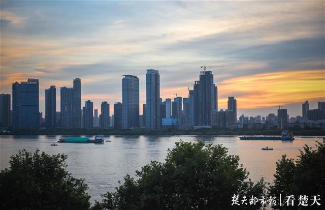 |江城夕阳美如画，微微江风醉晚霞