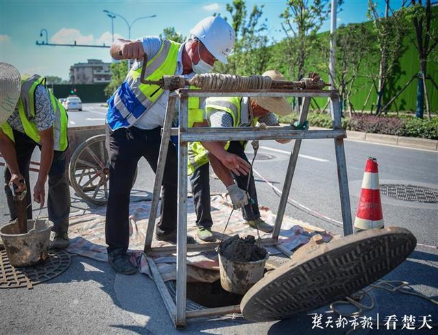 |烈日下的劳动者：光着膀子戴着防毒面具清淤疏捞（组图）