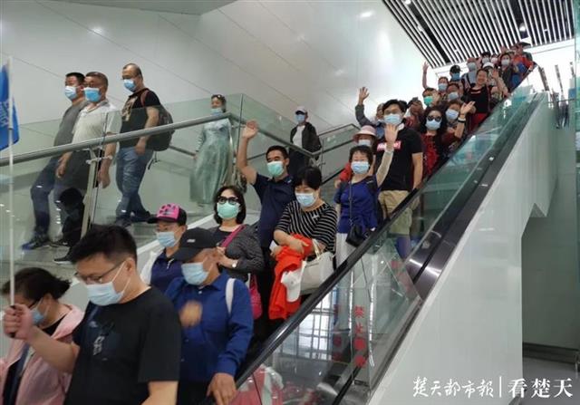 |湖北迎来首个跨省包机旅游团，102名游客5天4夜深度游览十堰神农架