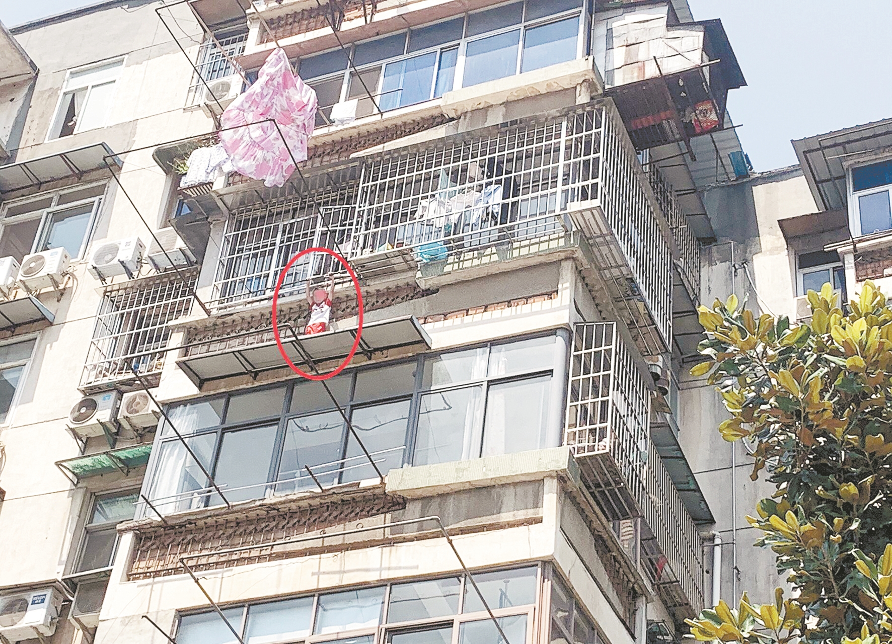 |一连两起！顽童翻窗被卡防盗网 消防部门提醒：尽量避免让低龄儿童独处