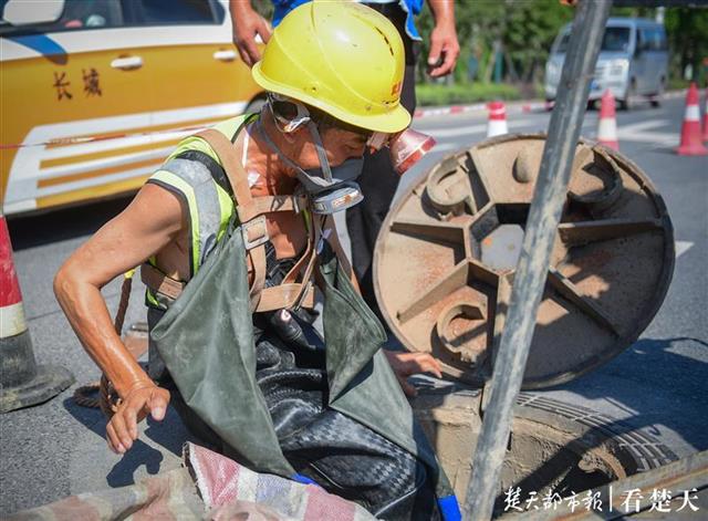 |烈日下的劳动者：光着膀子戴着防毒面具清淤疏捞（组图）