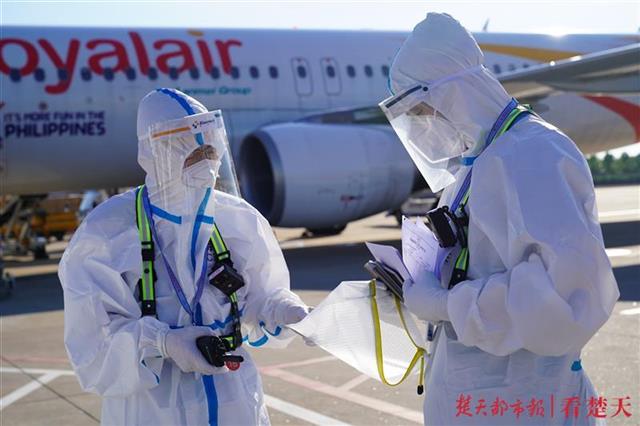 |国门卫士练就“火眼金睛”！一张纸条揪出跨国逃犯，一个背包搜出三千克麻果