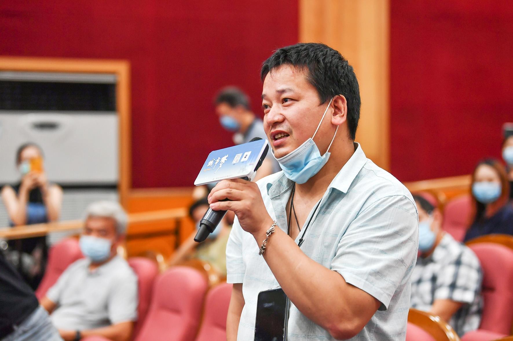 |武汉包容了河南小贩的梦想纪录片《城市梦》生动讲述城管与小贩的“拉锯战”