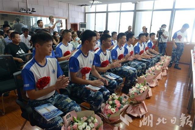 |湖北71名准飞行员收到空军航空大学通知书