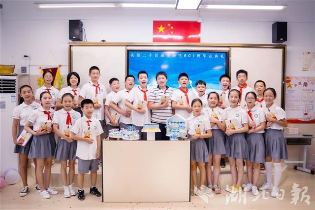 |咸宁一校长带着戒尺参加学生毕业典礼