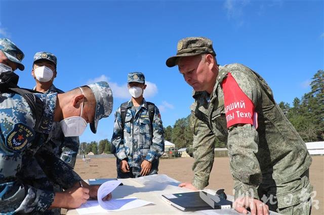 |中国空降兵首次驾驶俄战车参加“空降排”比赛