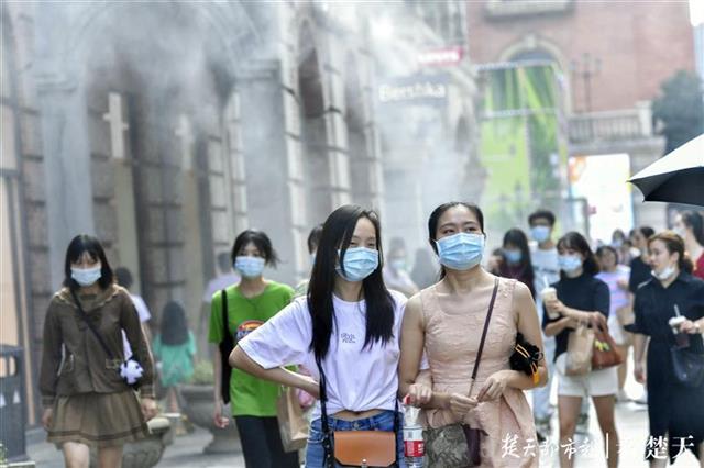 |武汉迎来热辣夏日，汉街喷水雾降温