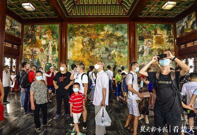 |黄鹤楼公园免费开放的首个周末，游客量激增到12000多人