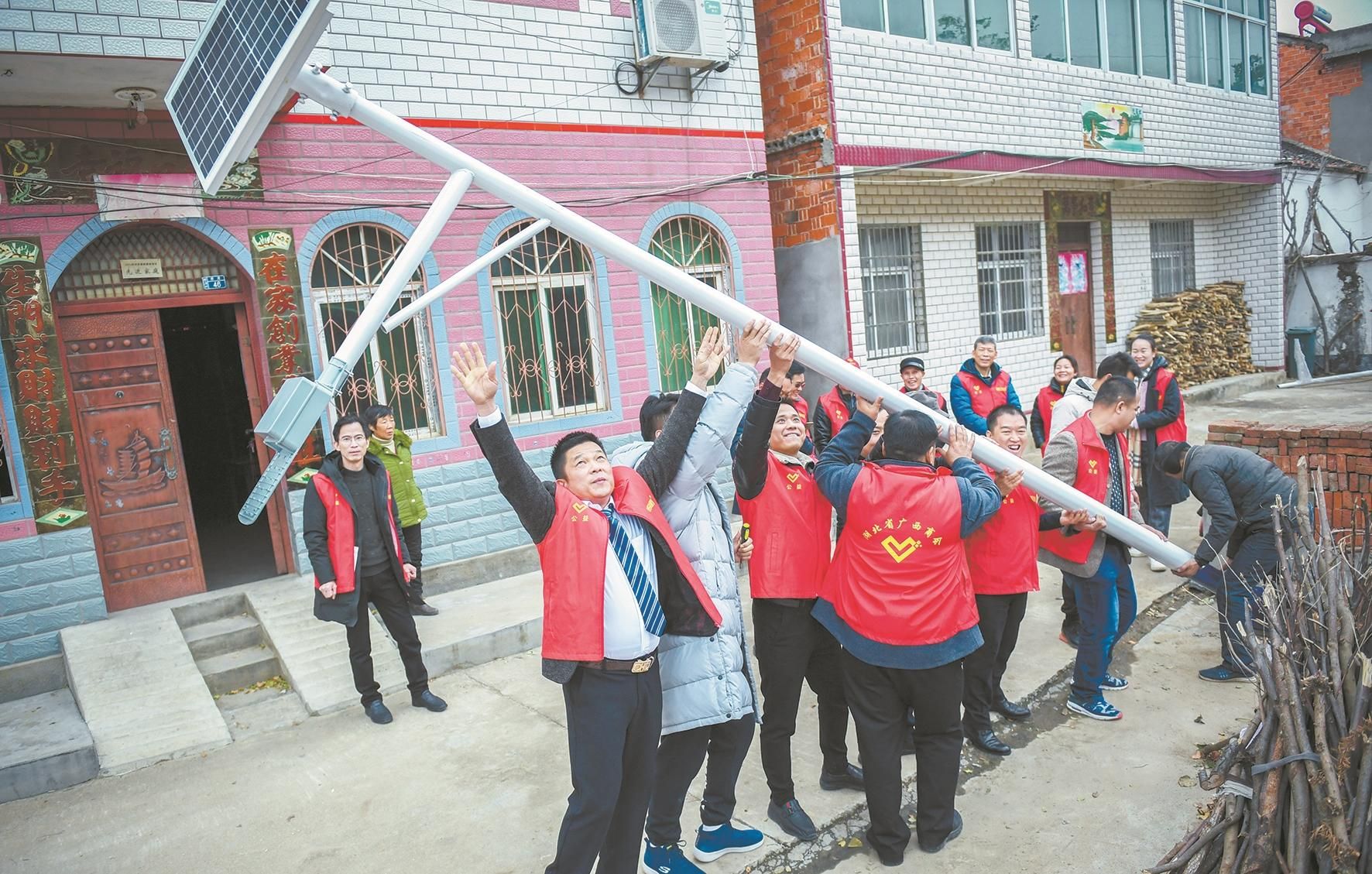 |盏盏路灯，点亮村民回家路