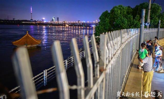 |水位跌至28米以下！黄花矶凉亭亭顶全部露出水面