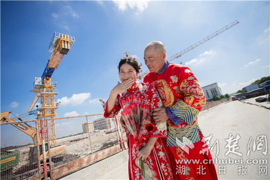 |工地鹊桥来相会 52岁工友七夕节圆了婚纱梦
