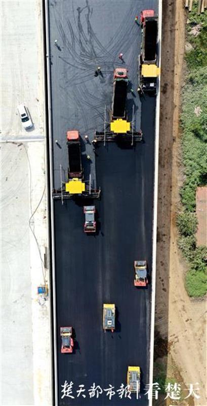 |地表温度52℃+！东四环建设者烈日下摊铺沥青，冲刺12月贯通