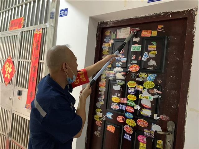 |小区住户门贴满小广告，物业社区已着手清理，还装上了人脸识别系统！