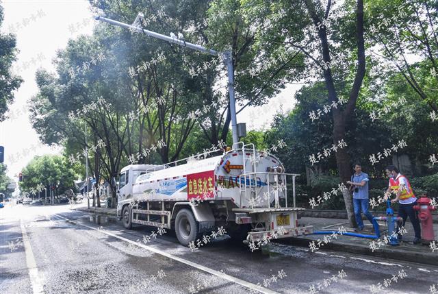 |洒水车取水频频占道，其他车主担心右转压线违章，交警这样说……