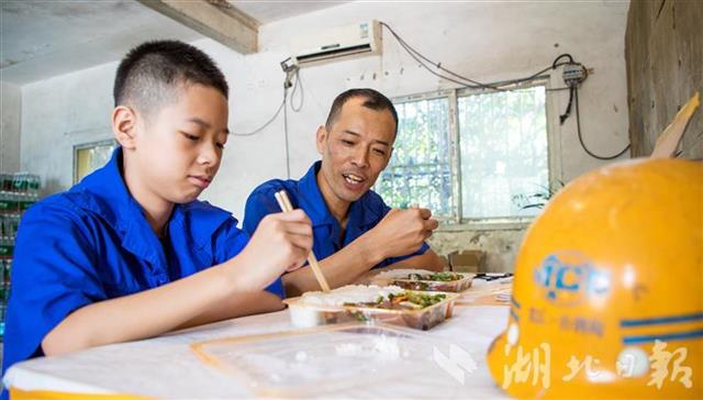 |农民工子女走进父母工作的工地