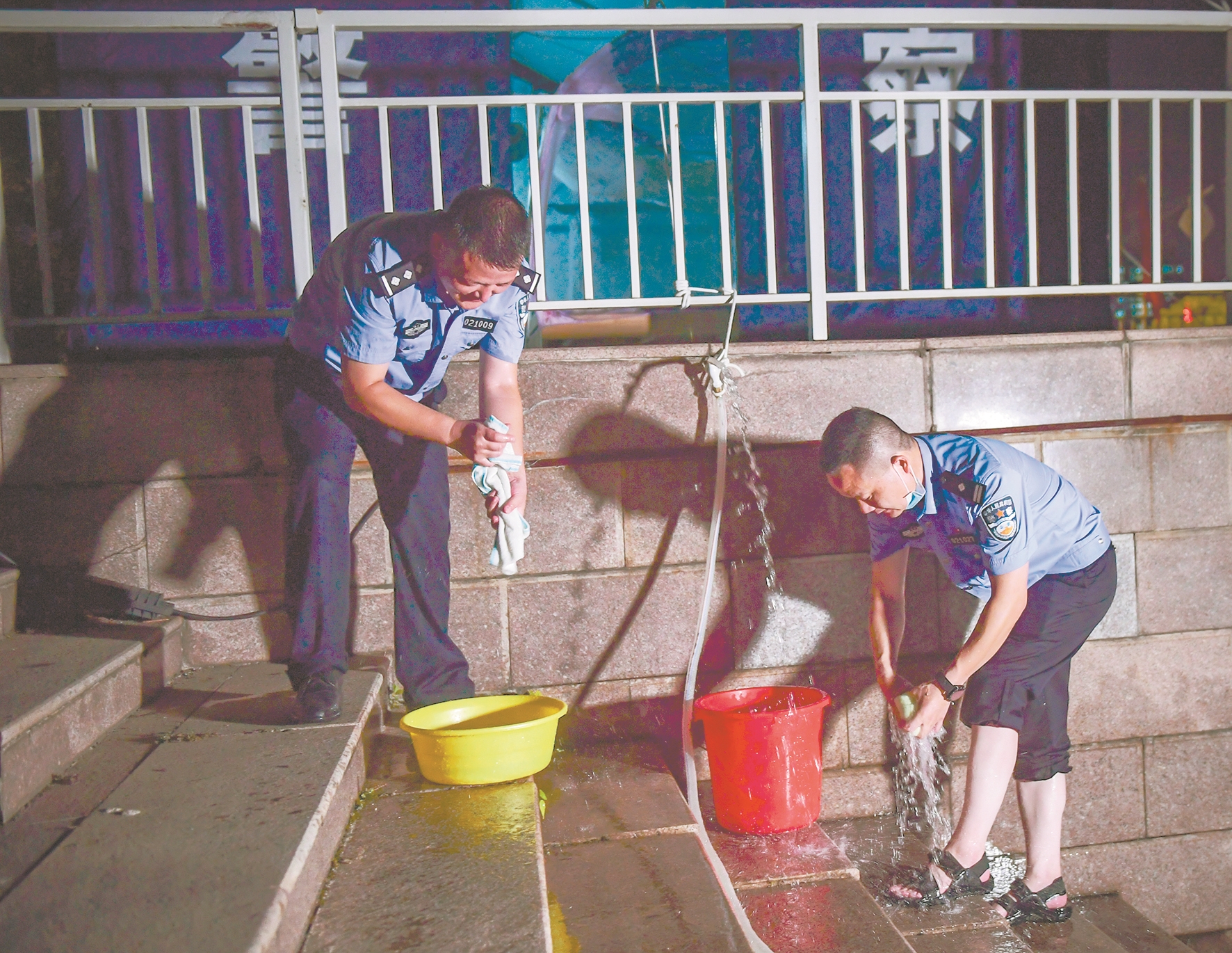 |划船上班帐篷办公武汉民警江中护平安