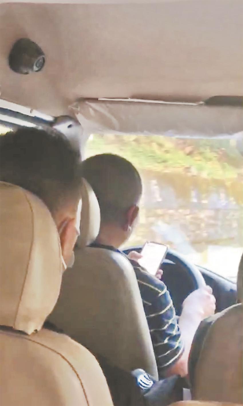 |客车司机边驾驶边玩手机抢红包乘客拍下视频举报获奖金5000元