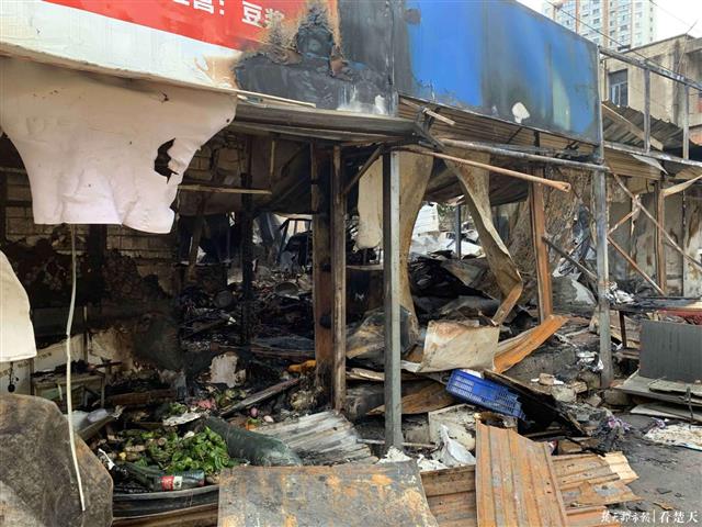 |江汉区马场角中路今日凌晨突发火灾，8间门面被烧毁