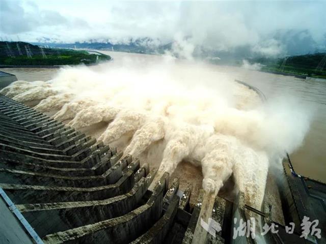 |今年最大洪峰顺利通过三峡大坝 三峡水库群拦蓄洪水128亿立方米
