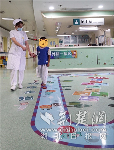 |护士自创“健康走道” 术后患儿主动迈开双腿走起来