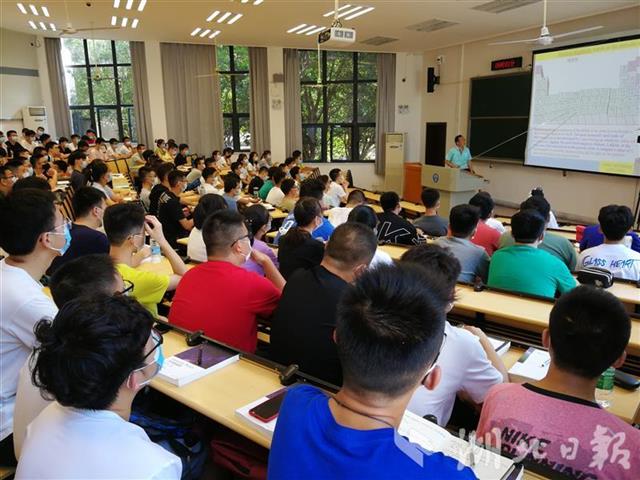 |武汉大学9100名本科生返校补习